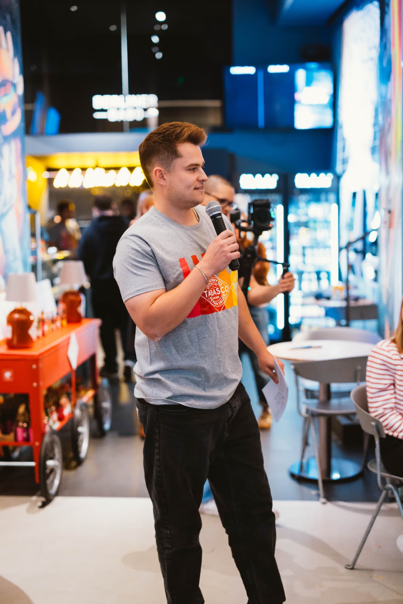 Luca van der Goes moderiert ein Event mit Mikrofon