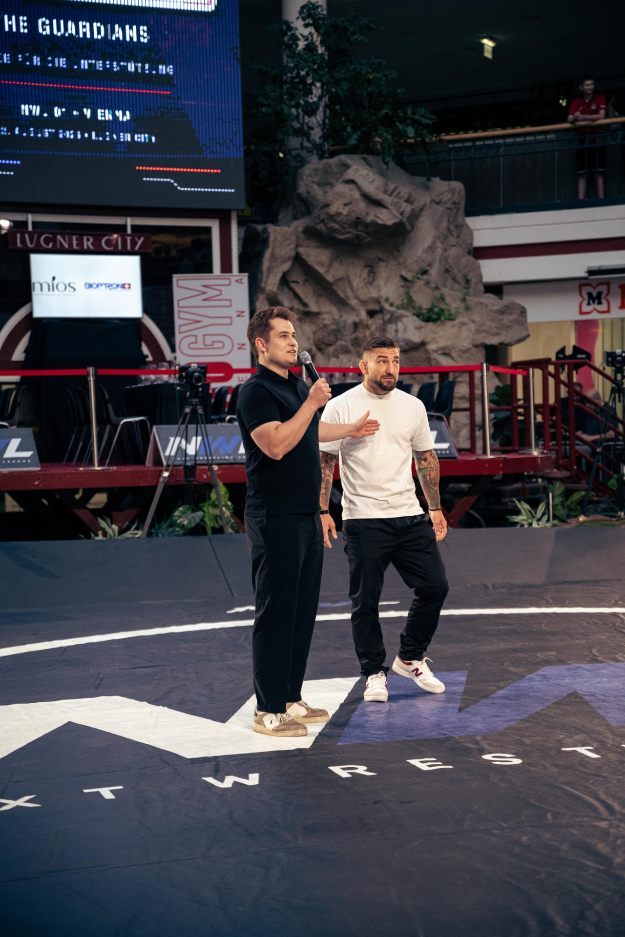 Luca van der Goes moderiert ein Wrestling-Event in der Lugner City