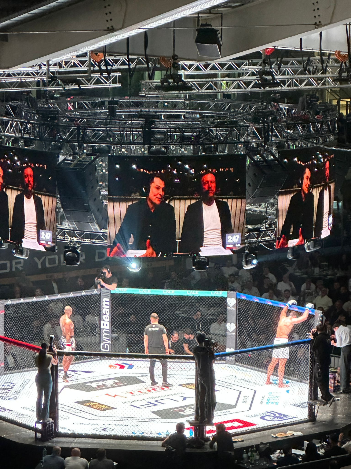 MMA-Event in der Arena mit Luca auf der Videowand