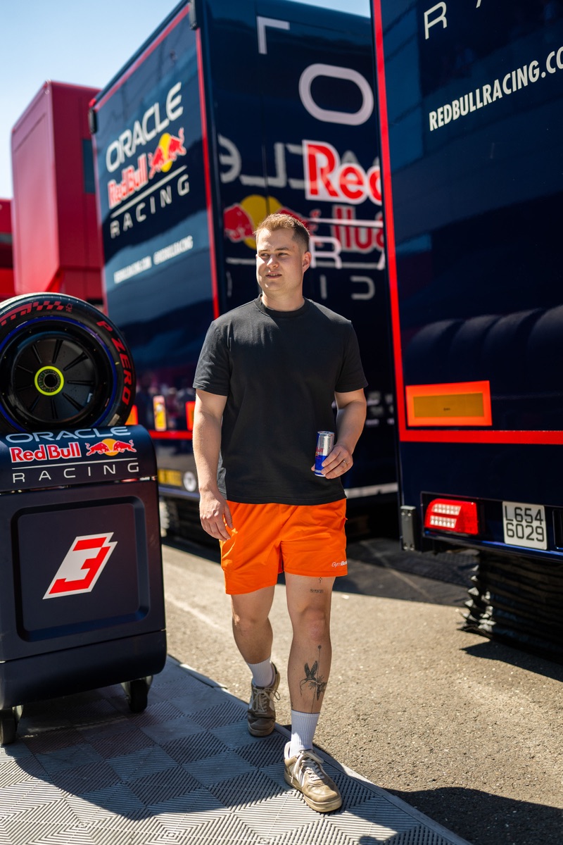 Luca van der Goes im Red Bull Racing Paddock