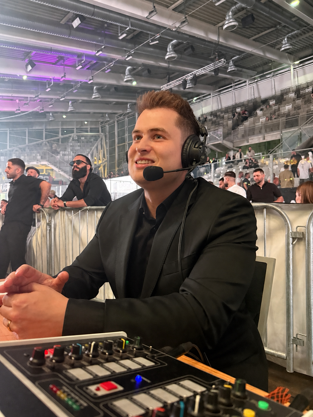 Luca van der Goes als Kommentator mit Headset in der Arena