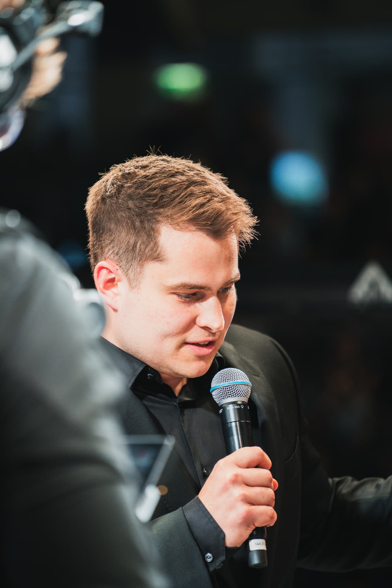 Luca van der Goes bei einer Live-Moderation